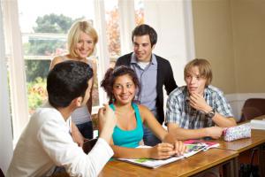 Estudiantes en el centro de estudios