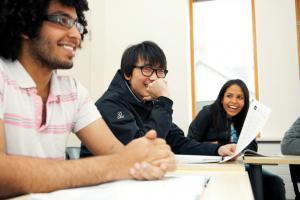 Estudiantes en clase de inglés