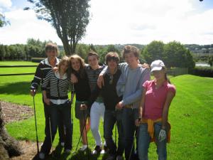 grupo de verano con golf