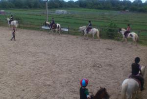 montando a caballo