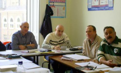 Una clase con adultos