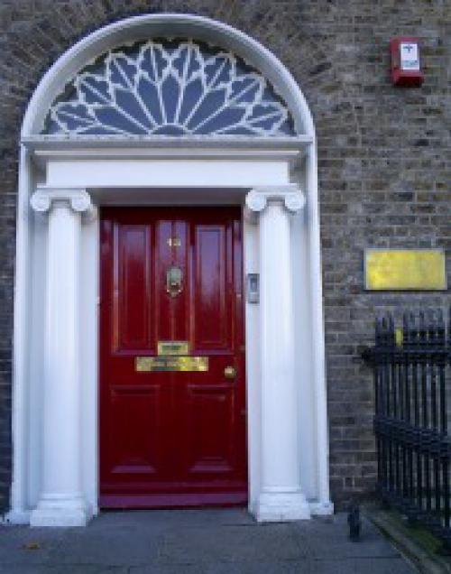 Puerta principal de The Linguaviva Centre