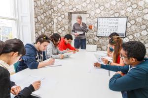Adultos en clase